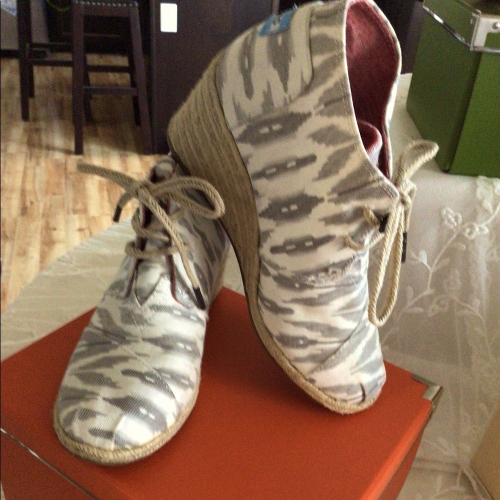 TOMS Desert Wedge, Size 7, Grey Ikat